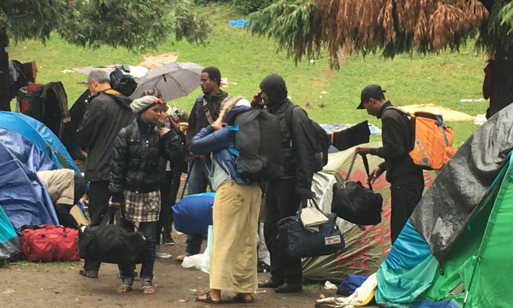 DIRETTA FB – Oltre 200 migranti in via Regina, iniziata la pulizia dei portici della stazione