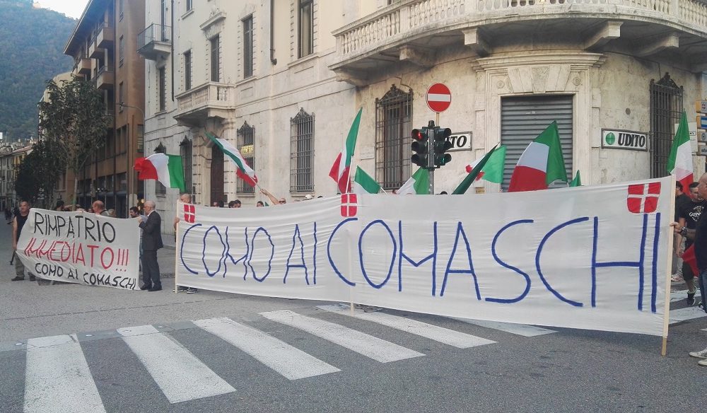 Migranti, stasera ultradestra davanti a Sant’Abbondio. Poi No Borders in piazza