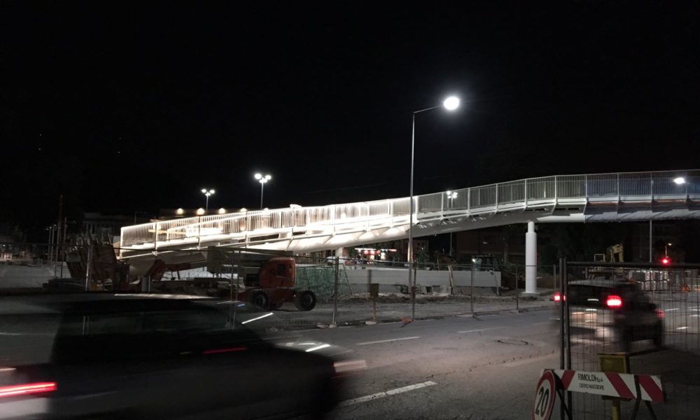 VIDEO e FOTO Il ponte della discordia in via Badone: prove di illuminazione notturna