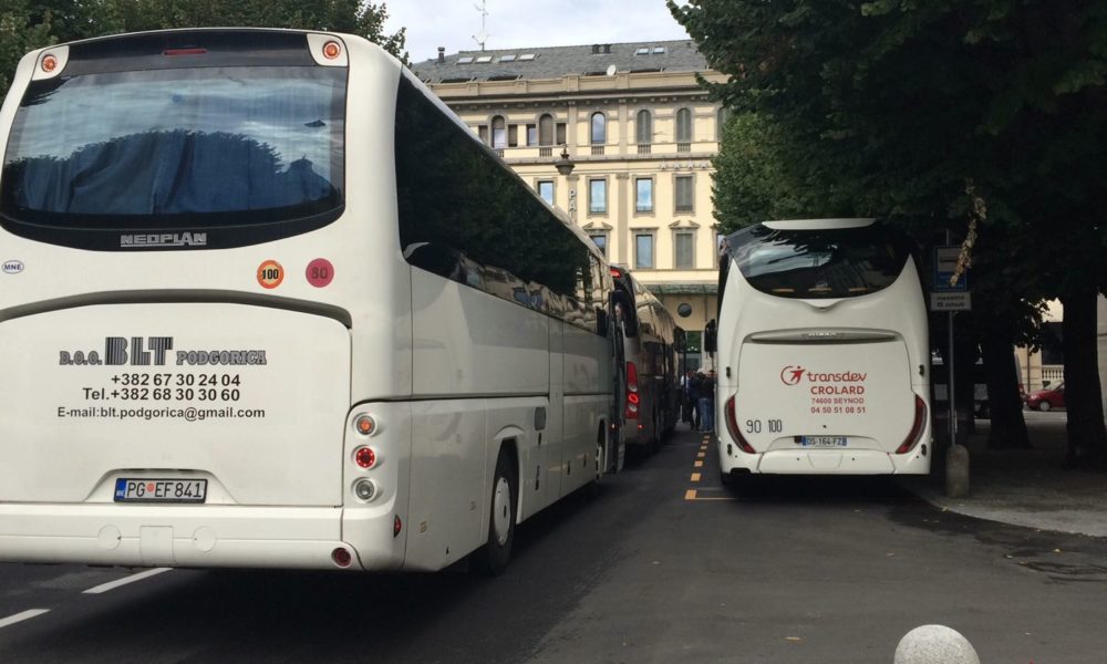 Un muro di pullman e auto nelle aiuole: domenica di assedio in piazza Roma