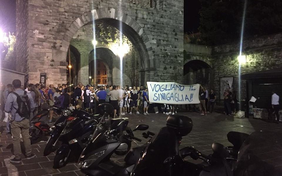 VIDEO – Calcio Como, tifosi in piazza: “Vogliamo il Sinigaglia”. Cori contro il sindaco