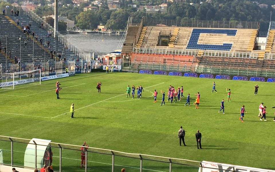 Prima vittoria al Sinigaglia: sotto di un gol il Como reagisce e vince 2-1 contro il Racing Roma