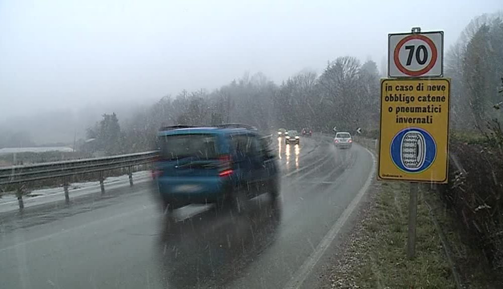 Ordinanza neve, dal 15 novembre si viaggia con pneumatici da neve montati o catene a bordo