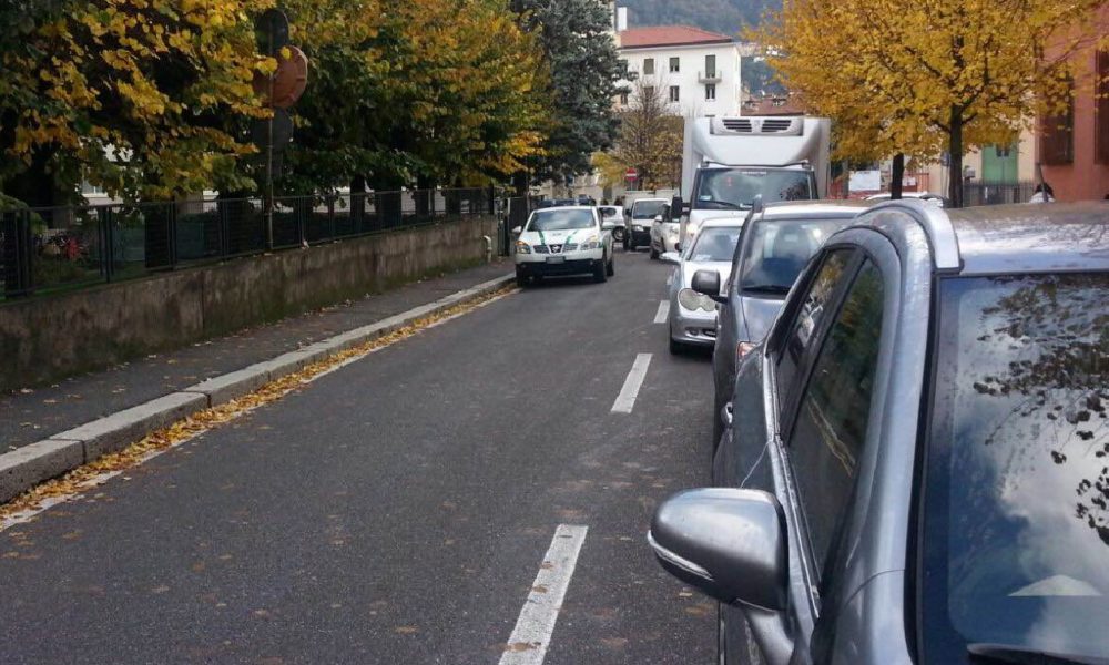 Sosta selvaggia in via Gramsci, tra il disagio della Croce Rossa e l’appello della preside