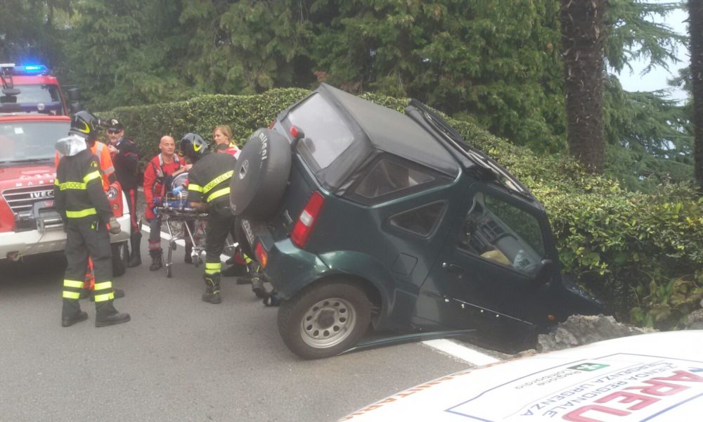 Incidente a Menaggio, auto finisce fuori strada. Un ferito