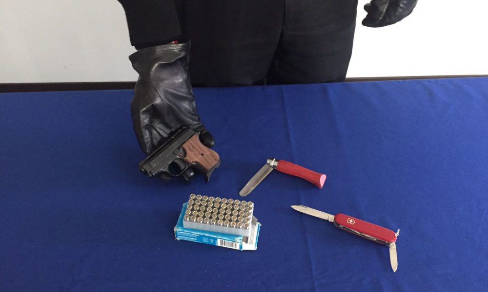 Pistola giocattolo in mano minacciava passanti e auto: fermato dai carabinieri