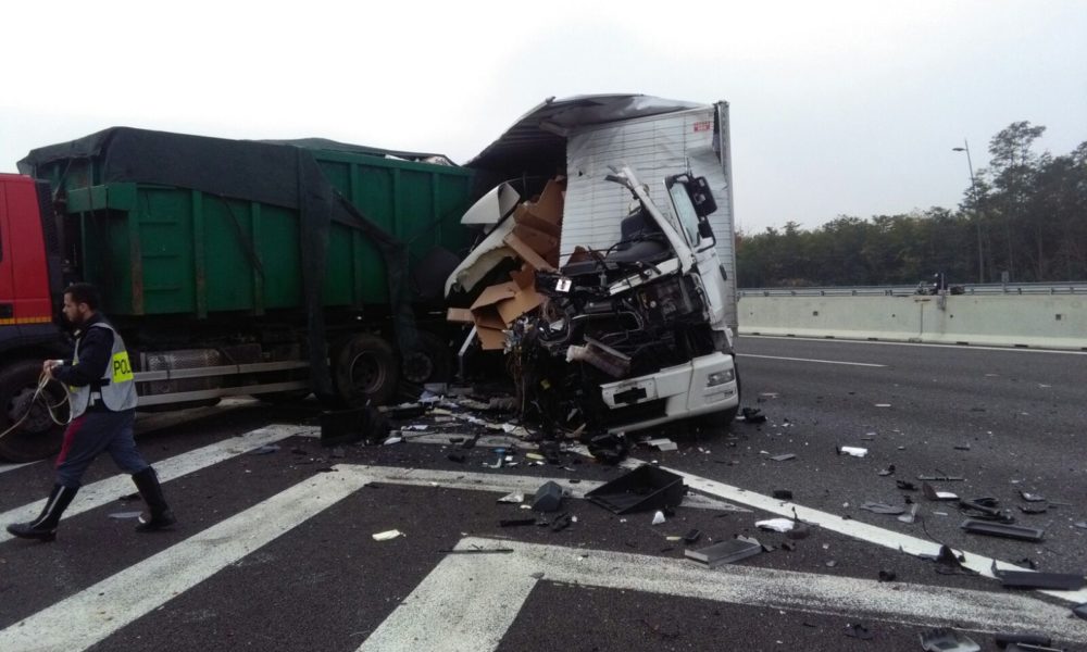 Autostrada A9, pauroso scontro tra due camion: un ferito