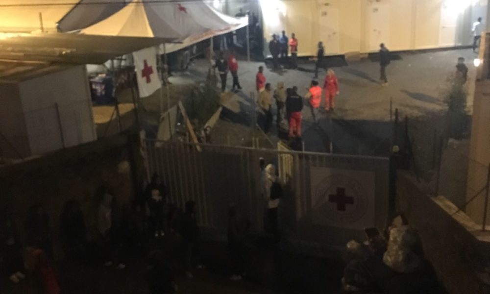 Accoglienza migranti, lite ieri sera fuori dal centro di via Regina