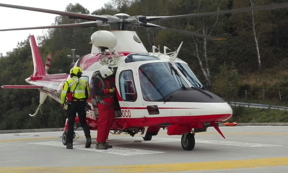 FOTO Va per funghi ma finisce in un canalone: salvato dai vigili del fuoco