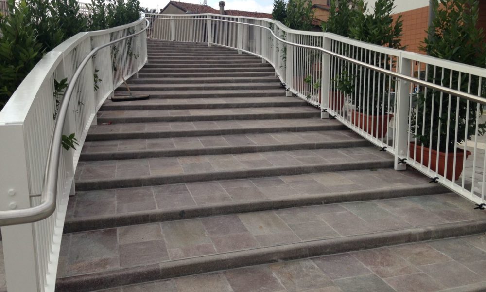 VIDEO Il nuovo volto di Camerlata piace a molti. Ma gli studenti snobbano il ponte