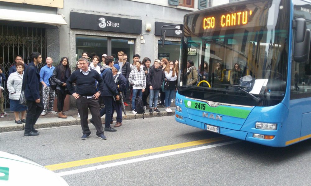 Via Milano, studentessa investita da un bus