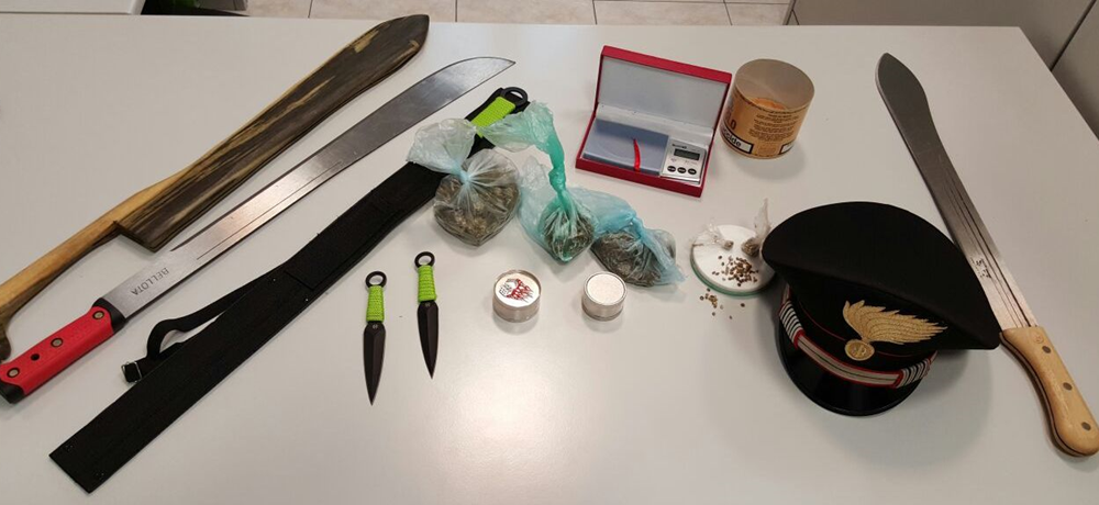 Marijuana, una spada e due machete in casa: denunciato 35enne di Albese