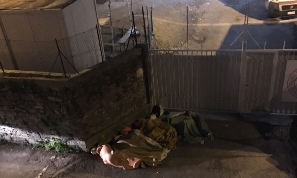 Centro di via Regina, migranti esclusi di notte. La Caritas: “Apriremo le porte anche ai maggiorenni”
