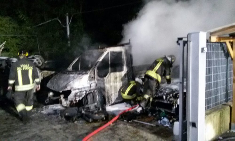 FOTOGALLERY Sette auto e un furgone in fiamme a Cavallasca nel deposito Nathan Cars