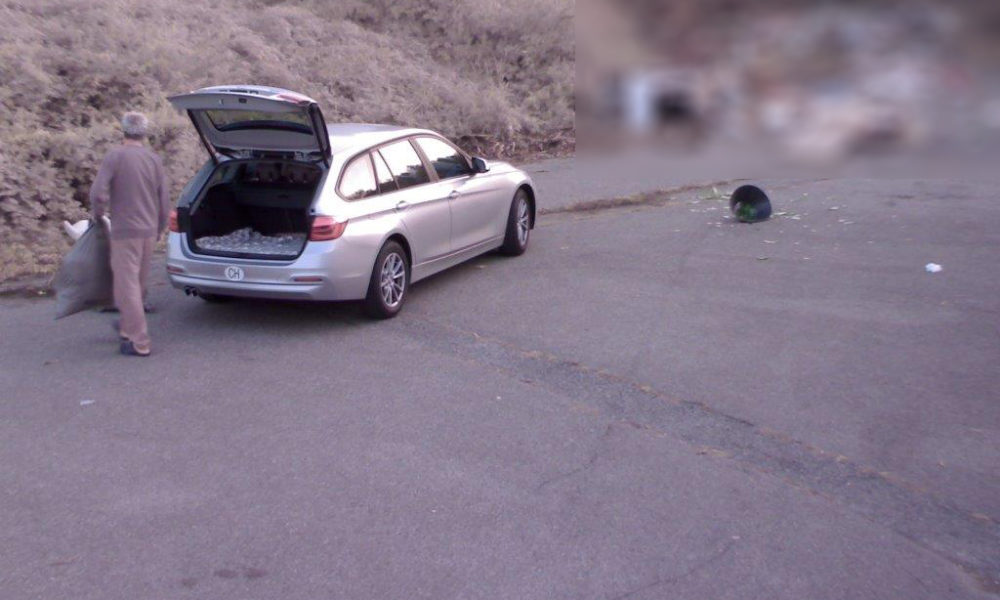 GALLERY Immagini esclusive: i frontalieri del pattume e i sacchi svizzeri abbandonati a Como