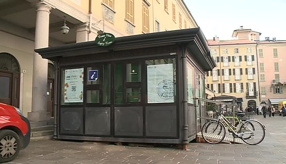 Infopoint di via Maestri Comacini da smantellare, dopo più di un anno forse qualcosa si muove