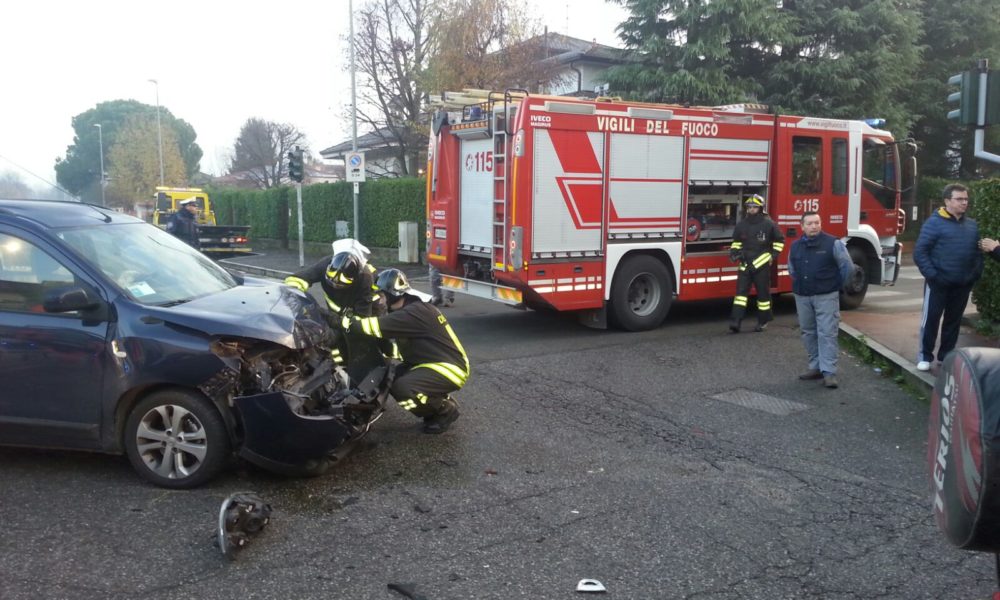 Incidente a Mariano Comense, tre feriti. In ospedale anche una 17enne