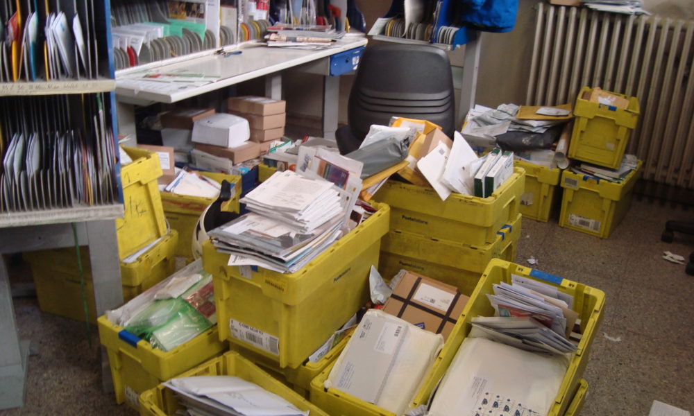FOTOGALLERY Scandalo Poste a Como: cumuli di lettere e pacchi negli uffici