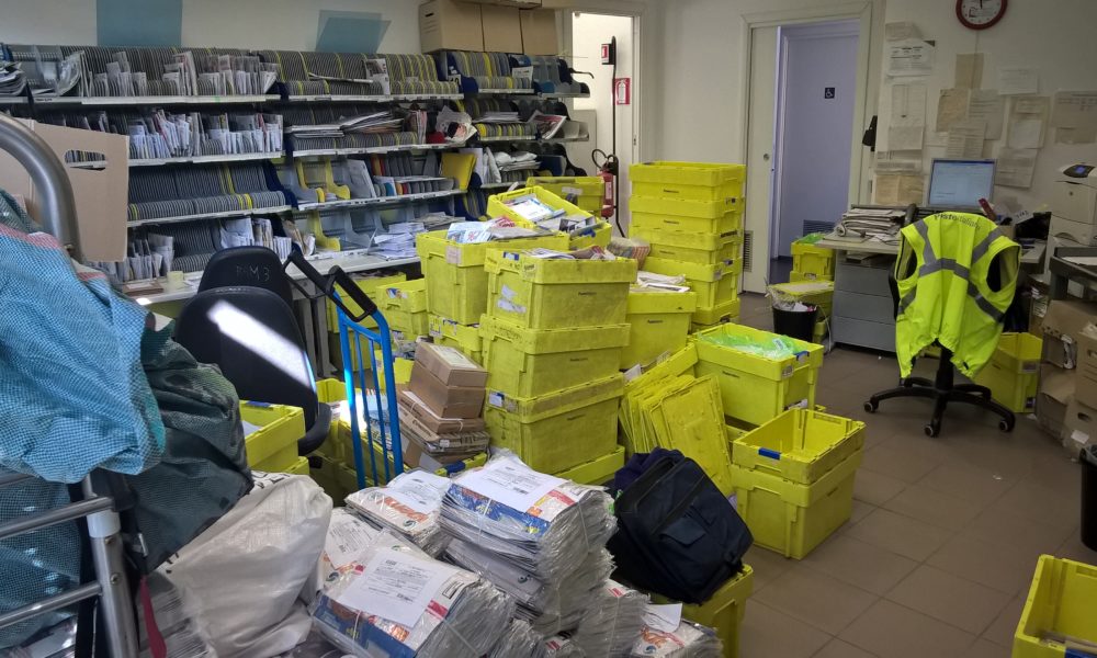 FOTO Lo scandalo Poste supera i confini del capoluogo: cumuli di lettere e pacchi in Altolago