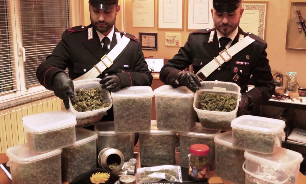 Due chili di erba nei barattoli delle conserve a casa di mamma: arrestato