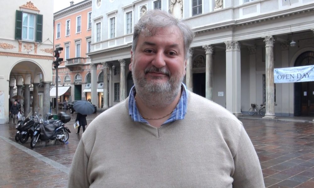 VIDEO Como, Flavio Bogani espulso dal centro migranti di via Regina. “Il motivo? Non lo so”