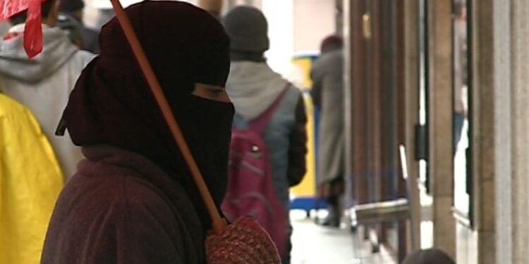 donna con niqab