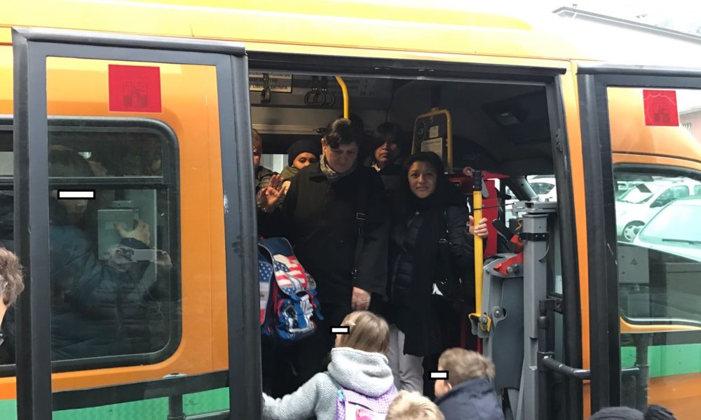Como, il bus per la scuola è strapieno: bambini e genitori come sardine