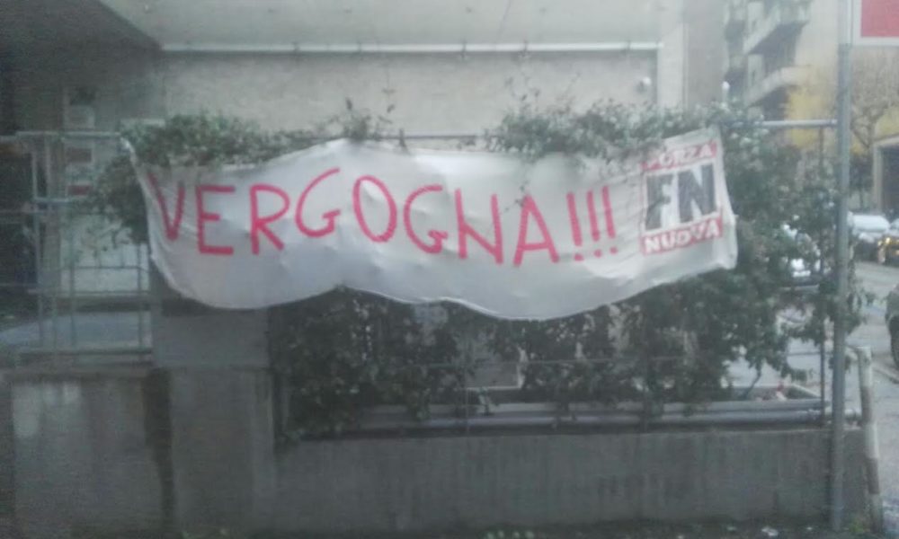 Cellulari per i migranti, striscioni e volantini di Forza Nuova contro la Cgil: “Vergogna”