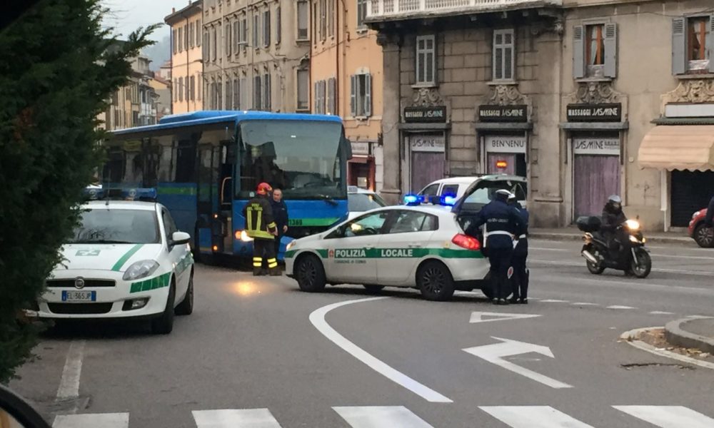 Auto contro bus in piazza San Rocco: donna in ospedale. Code in Napoleona