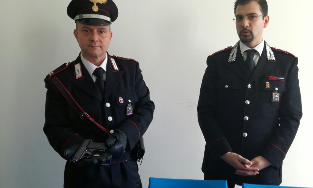 Albate: pistola in pugno, rapina una donna di fianco alla stazione dei carabinieri. Arrestato