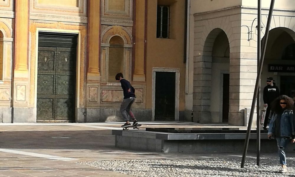 Incredibile ma vero: la fontana di piazza Grimoldi usata come pista da skate in pieno giorno