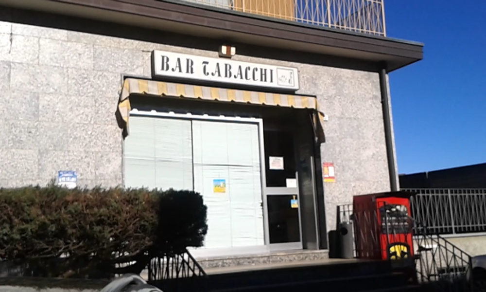 VIDEO Bregnano colpo in tabaccheria nella notte: i proprietari assistono in diretta dal balcone