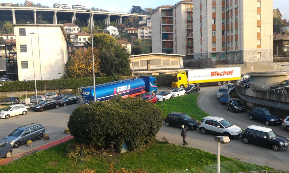 VIDEODENUNCIA Un lettore: “Contromano da brividi, Tir muso a muso e il delirio viabilistico di Ponte Chiasso”