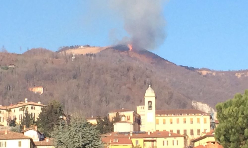 Brucia il Bolettone, fiamme e colonna di fumo ben evidenti anche da lontano