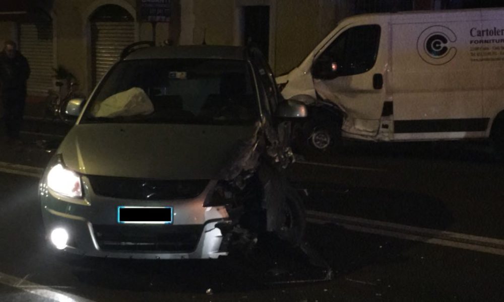 VIDEO Maxi incidente in Napoleona, quattro mezzi coinvolti: cortocircuito traffico in tutta la città