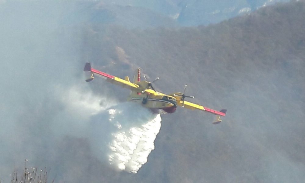 VIDEO Incendio al Bolettone, interviene anche il Canadair. Fiamme sotto controllo