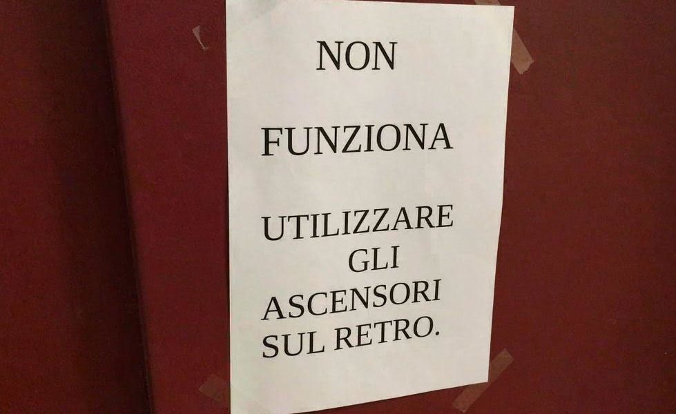 VIDEO Vecchio Sant’Anna, la metà degli ascensori non funziona: disagi per anziani e malati