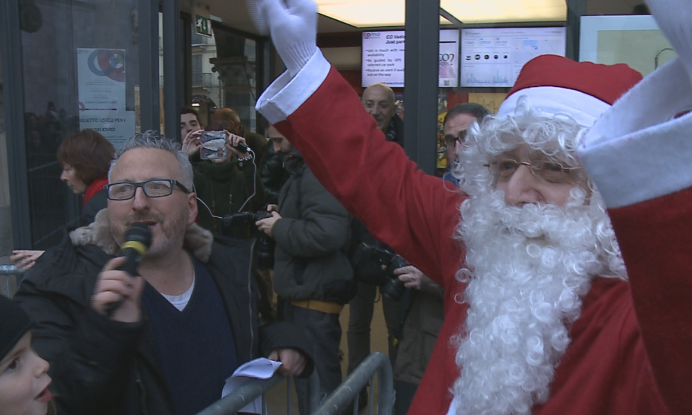 VIDEO Città dei Balocchi: migliaia di bambini in coda per Babbo Natale. Broletto, folla per le nuove proiezioni