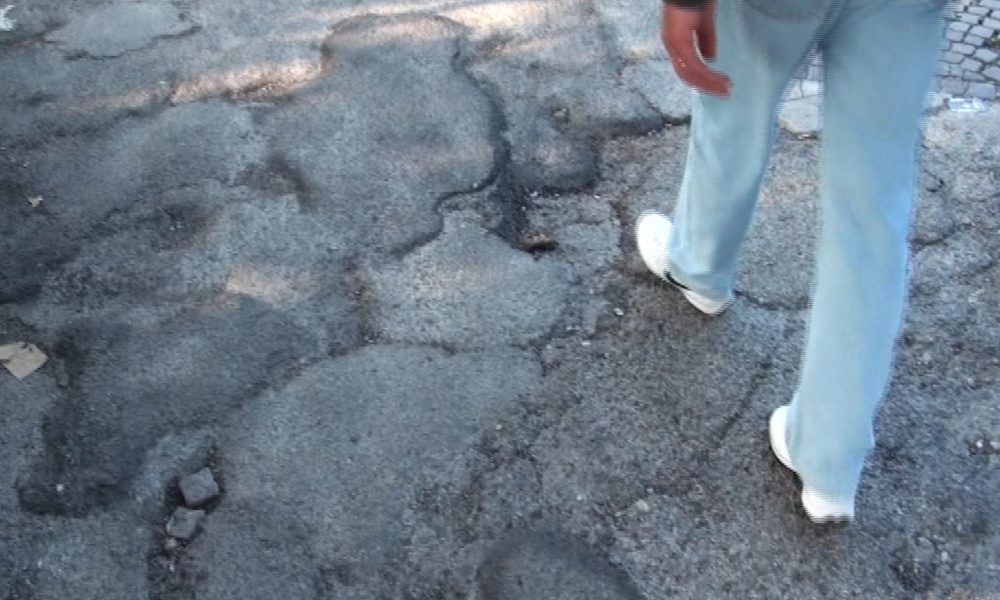 Como, ragazza minorenne cade per una buca in viale Geno: 50mila euro di risarcimento