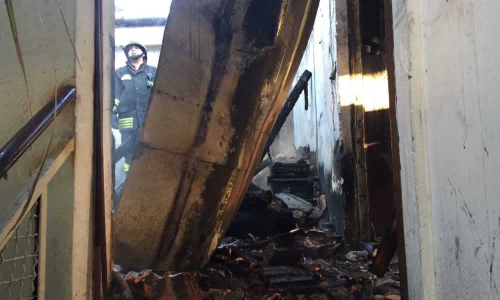 Dongo, a fuoco magazzino: due persone estratte da fiamme e fumo