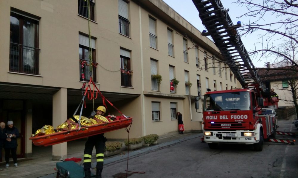 VIDEO Anziana scivola in casa e si rompe una gamba: salvata con l’autoscala dai pompieri