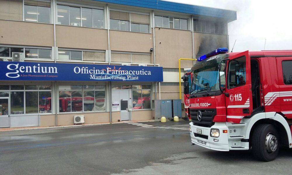 Fumo nero e fiamme, paura alla Gentium di Villa Guardia. Situazione sotto controllo