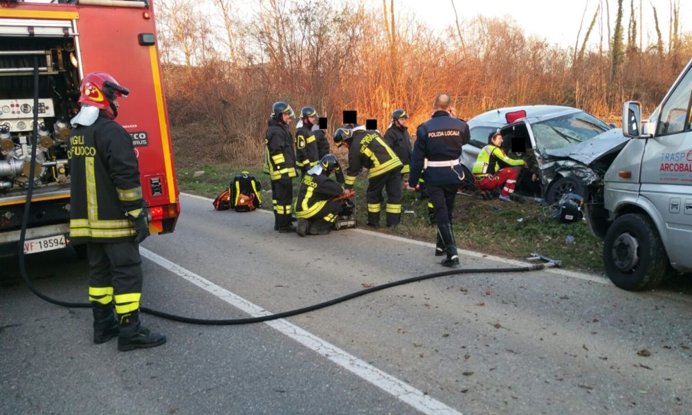 VIDEOCRONACA Scontro a Bregnano, fra un furgone e un’auto, sette persone ferite: grave una 16enne
