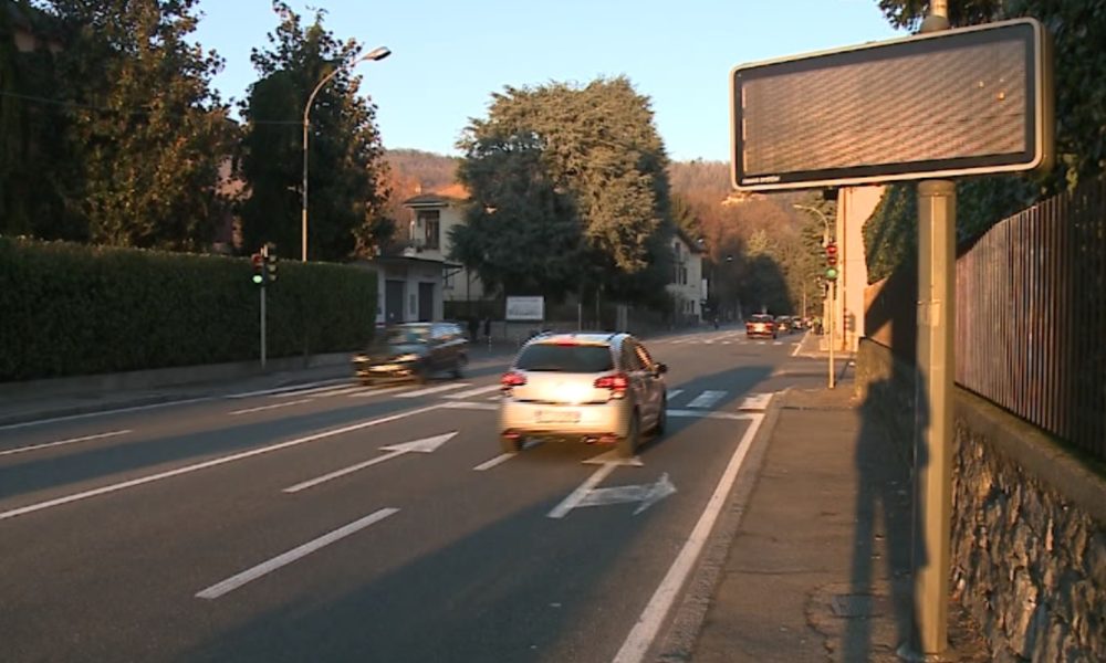 Como, caos traffico ma il Valmulini fa ancora flop (e i pannelli informativi sono spenti)