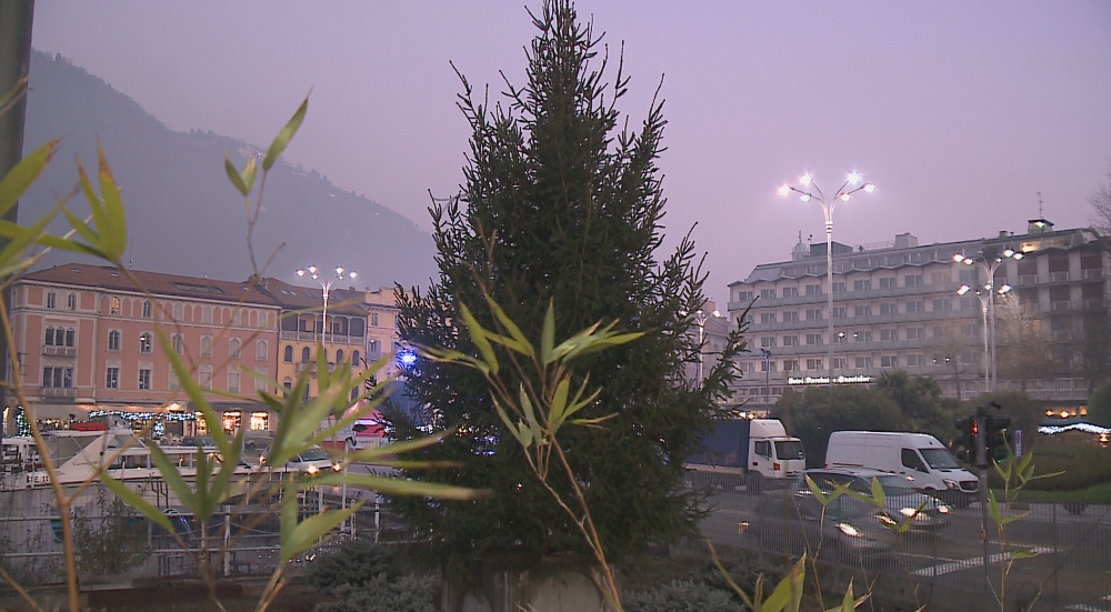 VIDEO Un albero di Natale e un’area per i baci sotto il vischio sul lungolago: luci accese da domani