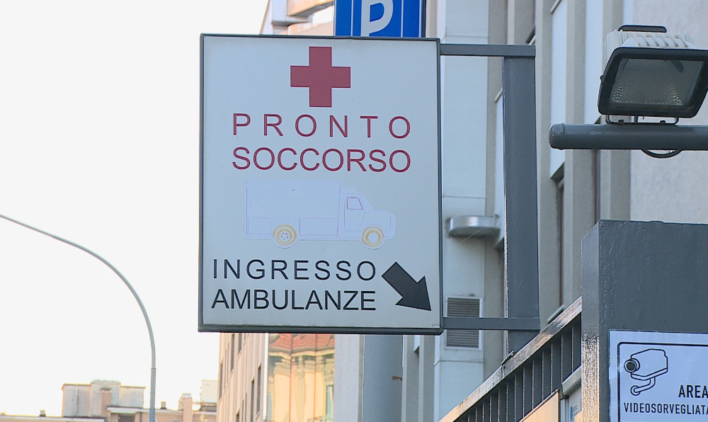 Influenza, pronto soccorso pieno anche al Valduce: ambulanze ferme con i pazienti a bordo