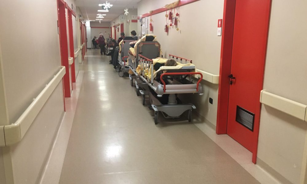 Influenza, Sant’Anna al collasso. Barelle in corsia, 540 pazienti in meno di due giorni