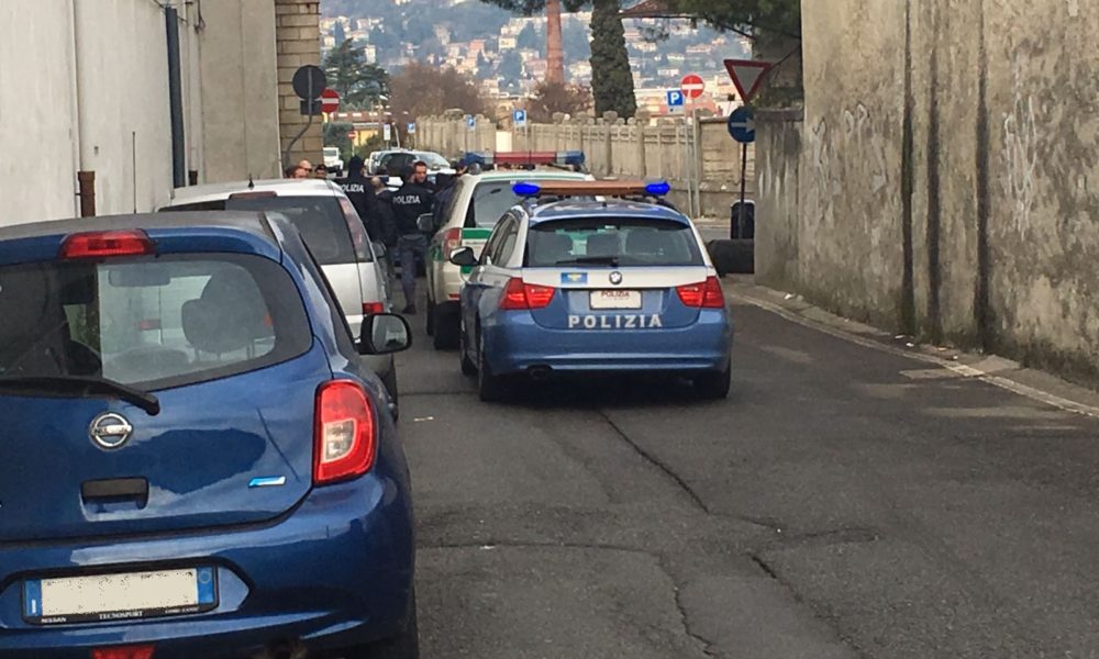 FOTO – Como: sassate al centro migranti, tensione in via Regina