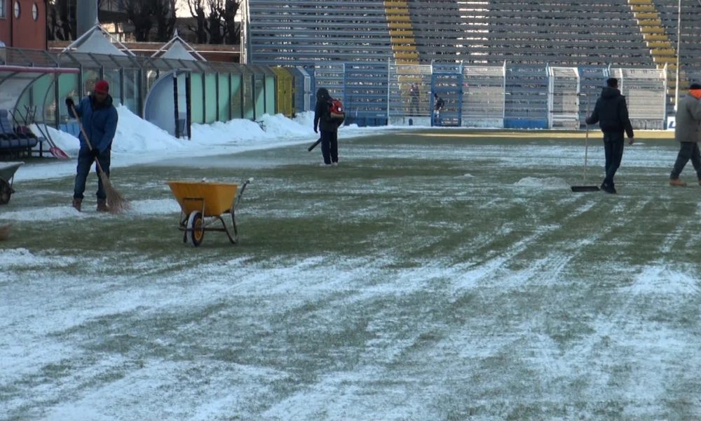 VIDEO Como-Giana Erminio, Sinigaglia sottozero. Anche tifosi e migranti in campo per rimuovere il ghiaccio