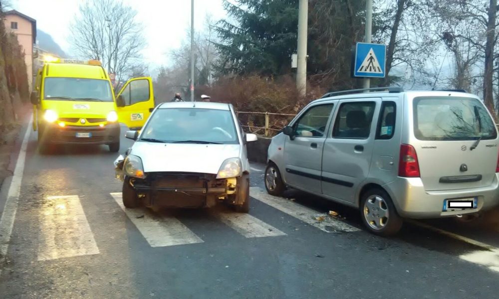 Incidente in via Bixio, due feriti non gravi. Traffico in tilt